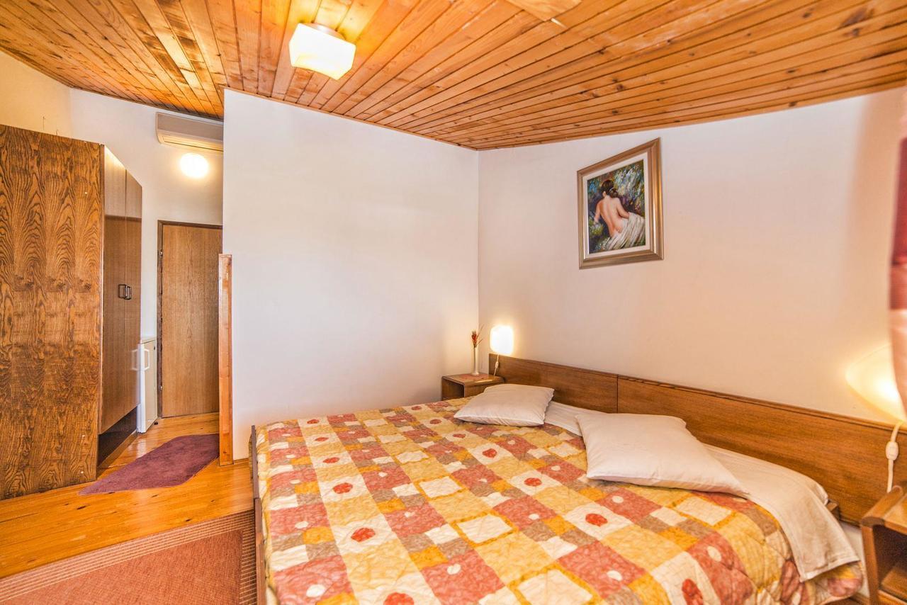Apartments And Rooms Ana Pomer 217 Esterno foto